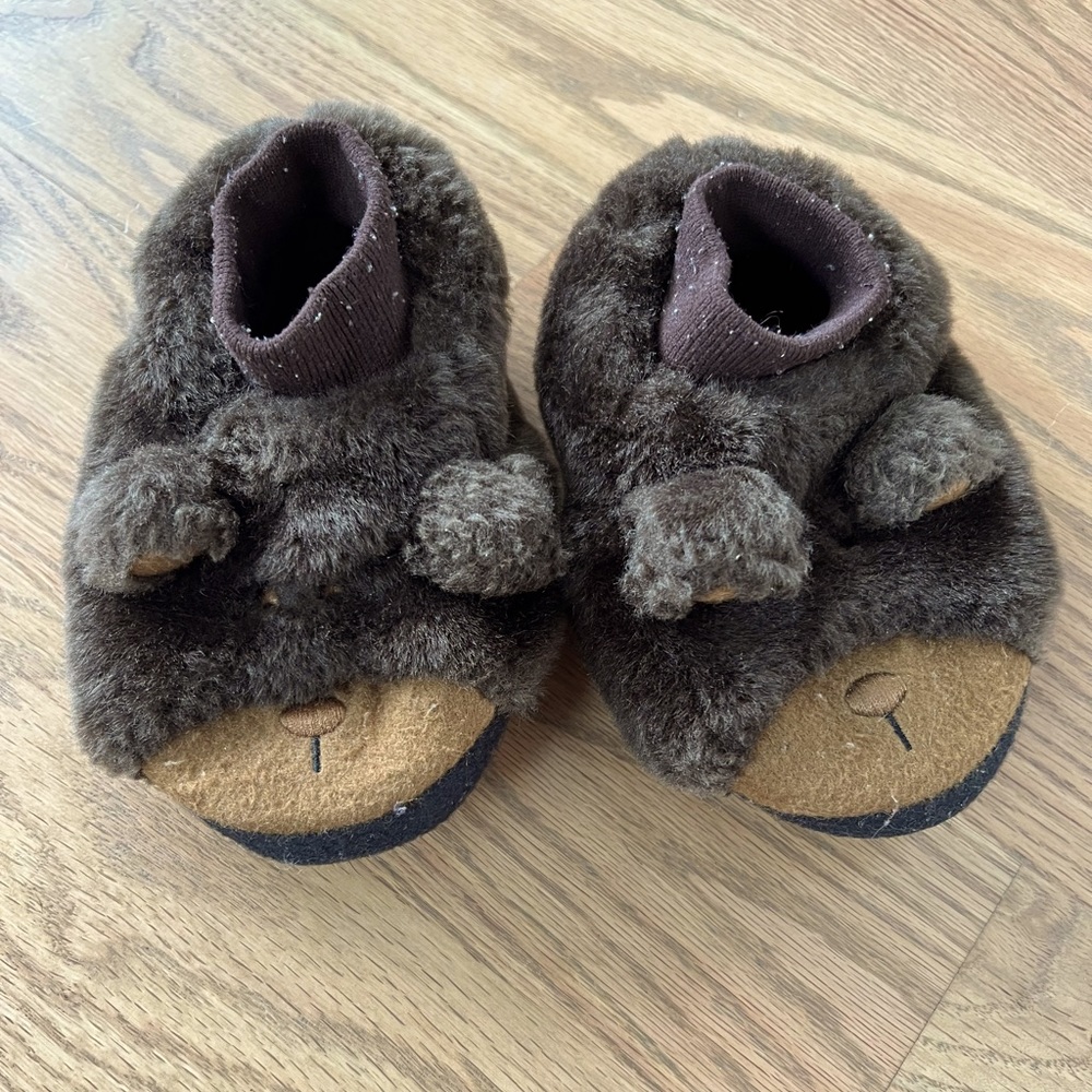 L.L. Bean fuzzy bear slippers for toddlers size 9-10